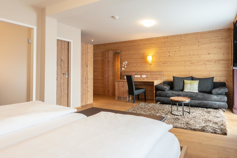 Junior Suite Deluxe Plus B with Balcony photo 3