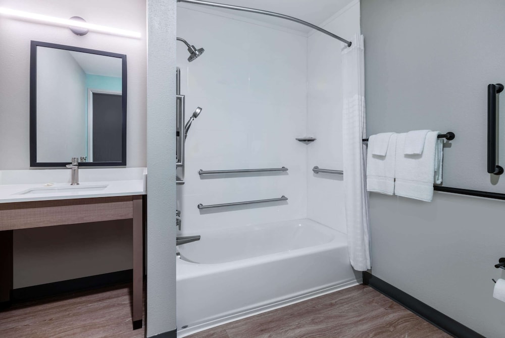 Room, 1 Queen Bed, Accessible, Non Smoking (Bathtub W/grab Bars) photo 3