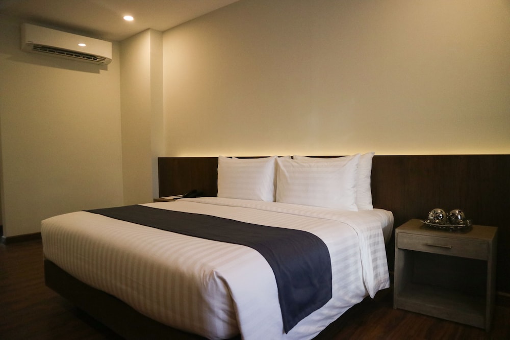 Standard King Room - Photo 5