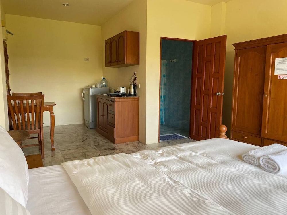 Basic Studio, 1 Queen Bed, Non Smoking, Sea View photo 1