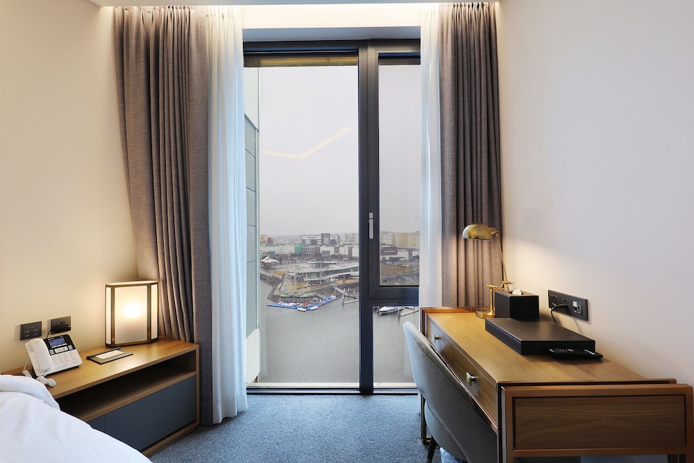 Queen Suite (Complimentary Pool Access for 4) - Photo 4