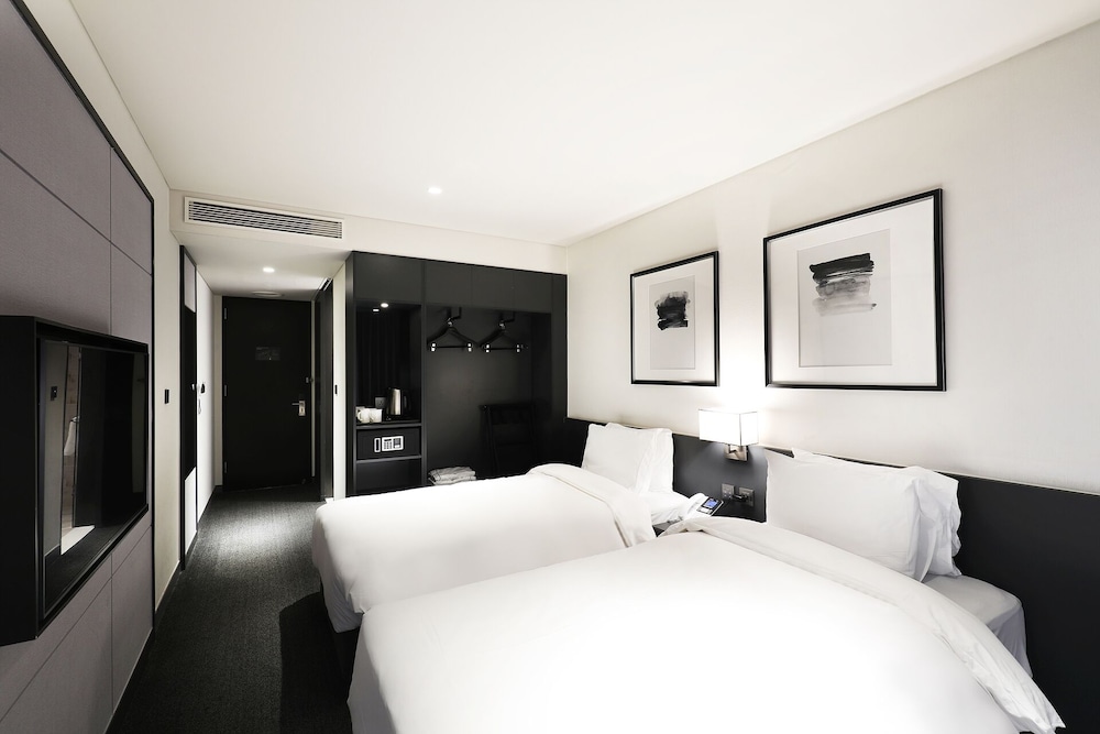 Premier Twin (Complimentary Pool Access for 2) - Photo 9