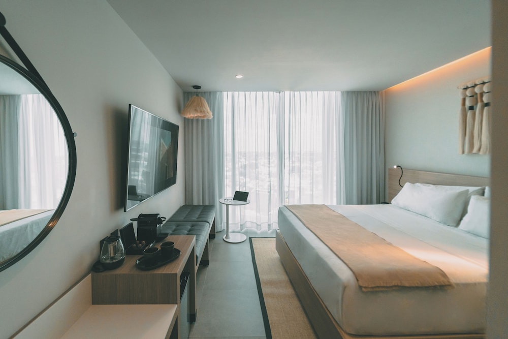 Deluxe Room thumbnail 6