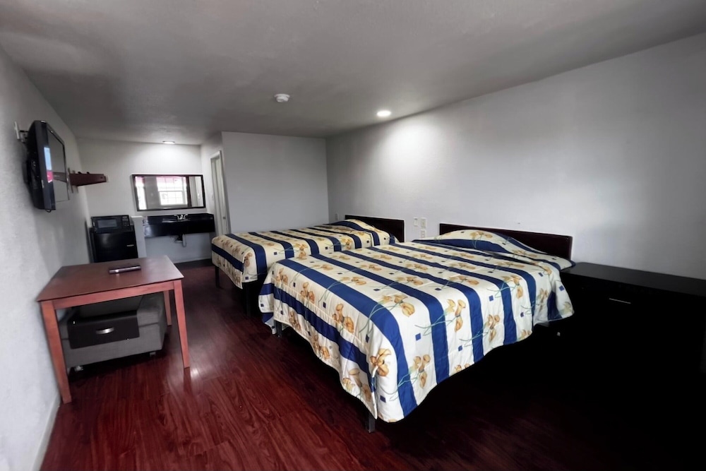 Room, 2 Queen Beds, Non Smoking photo 1