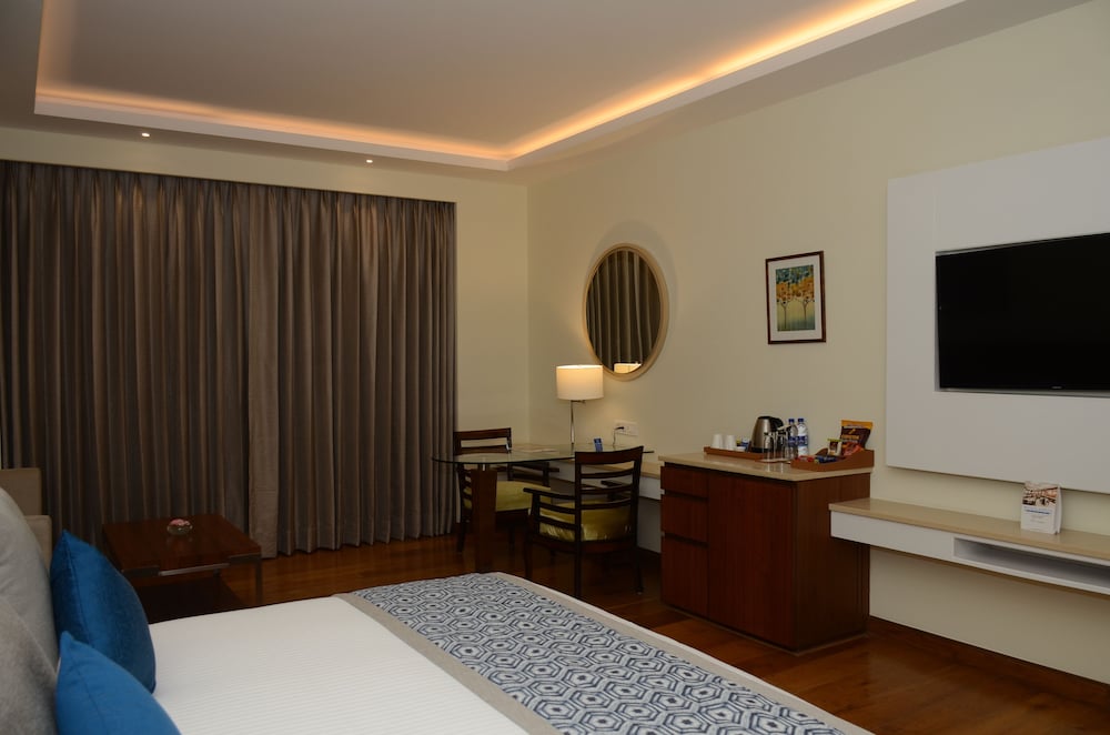 Junior Suite, 1 Double Bed, Bathtub - Photo 11