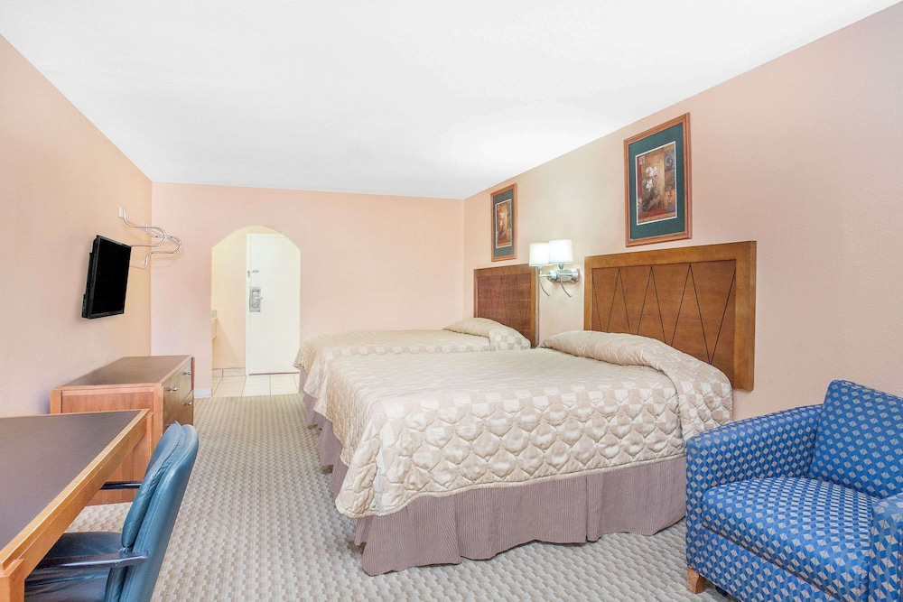 Standard Room, 2 Queen Beds photo 2