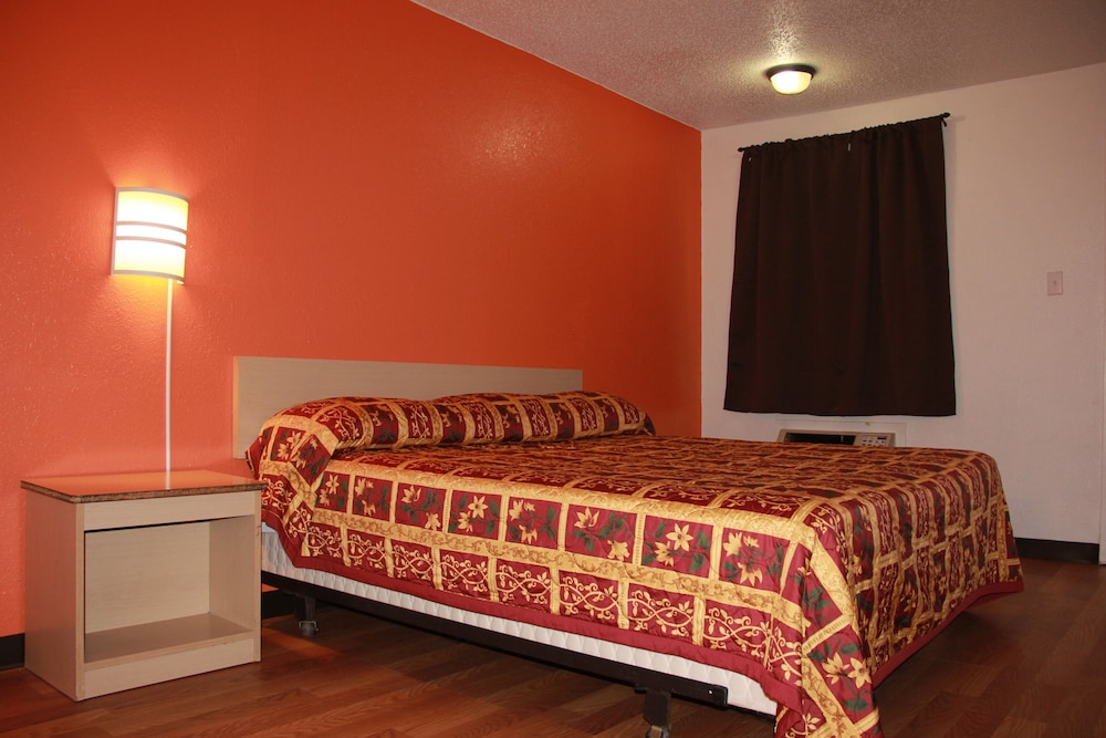 Standard Room, 1 King Bed, Smoking photo 2