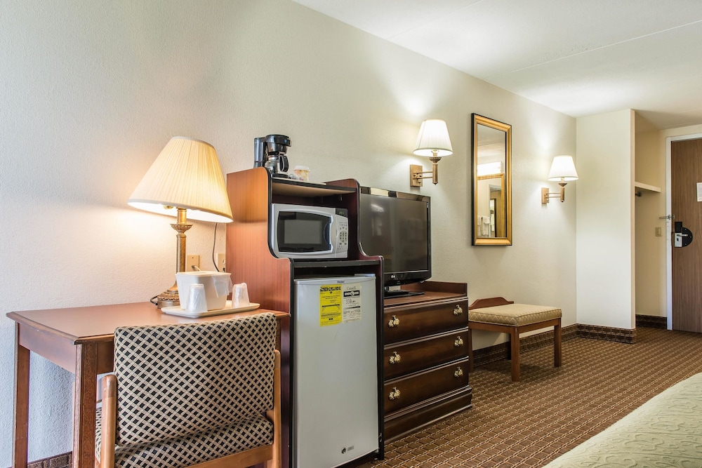 Standard Room, 2 Queen Beds, Non Smoking - Photo 1