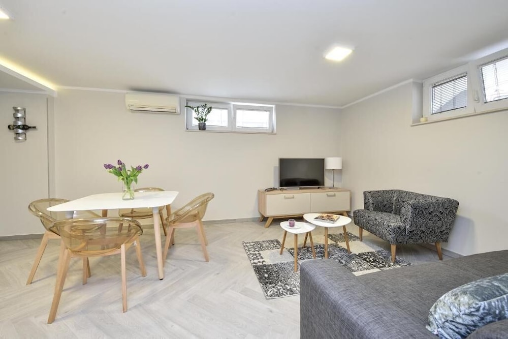 Standard Apartment, 1 Queen Bed with Sofa bed (Semi - Basement ) photo 3