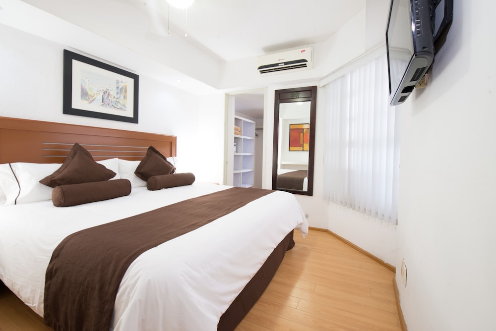 Suite, 3 Bedrooms - Photo 2
