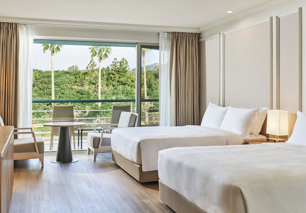 [Main Building] Deluxe Twin, Garden View + Sun Bed For 2 + 2 Beverage
