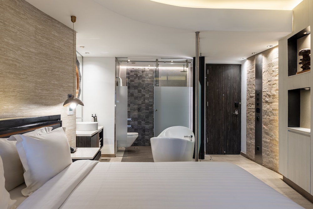 Deluxe Room, 1 King Bed (Deluxe King) - Photo 1