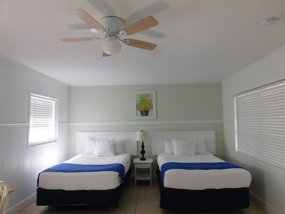 Standard Double Room, 2 Double Beds, Patio, Lagoon View photo 3