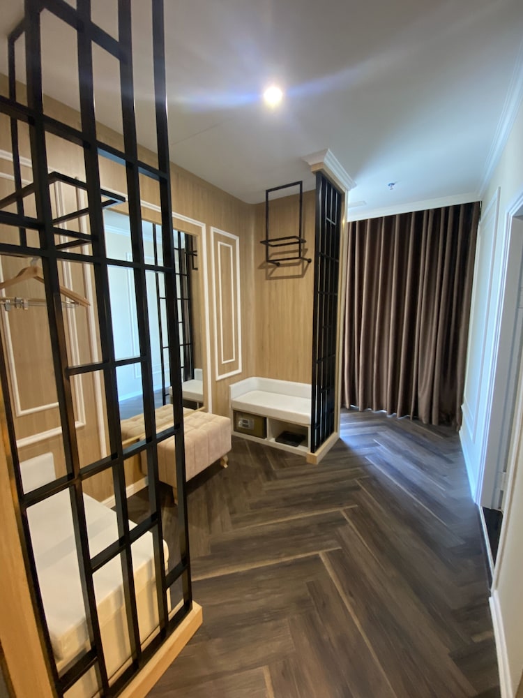Premium Double Room, 1 King Bed - Photo 3