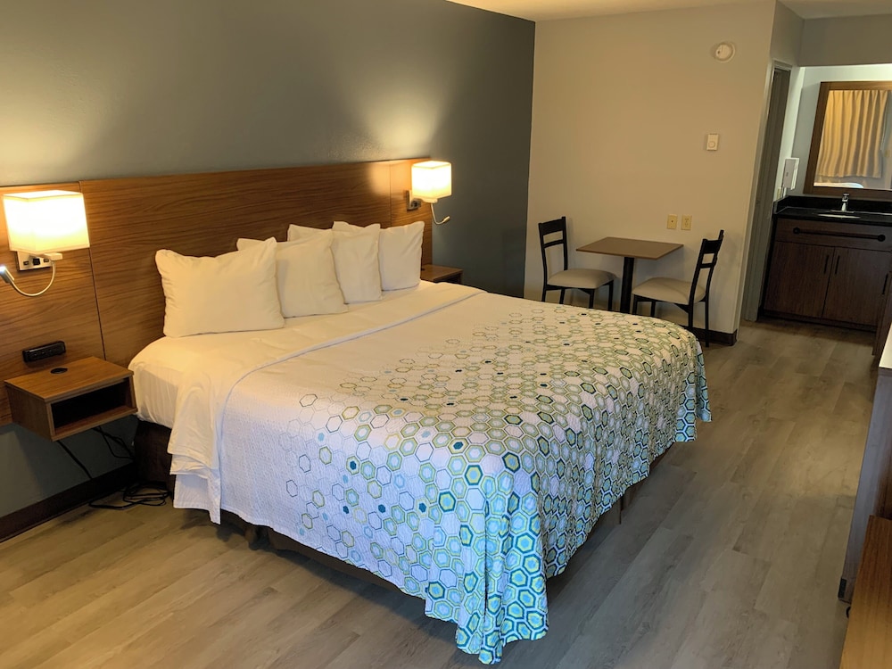 Studio, 1 King Bed, Non Smoking - Photo 1