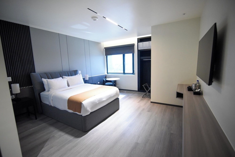 Deluxe Queen Room
