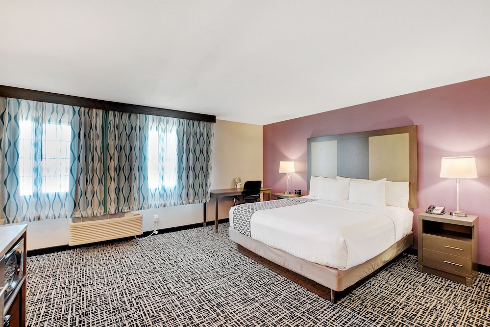 Room, 1 King Bed, Non Smoking - Photo 2
