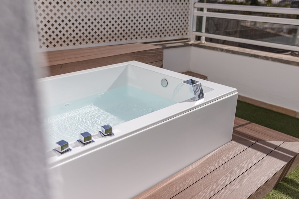 Apartamento Premium con Terraza y Bañera hidromasaje (Sunsuite/2adults) - Photo 6