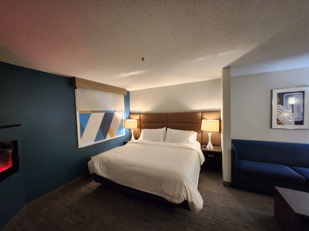 Suite, 1 Queen Bed, Fireplace - Photo 1