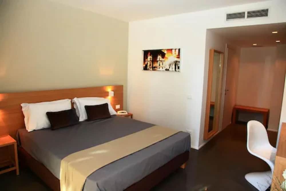 Superior Room, 1 Queen Bed, Non Smoking (Converts to 2 Twin Beds) - Photo 6