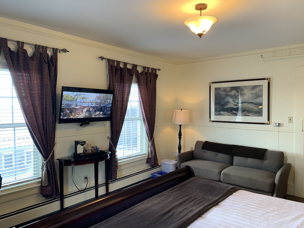 Superior Room, 1 King Bed, Non Smoking, Ensuite photo 3