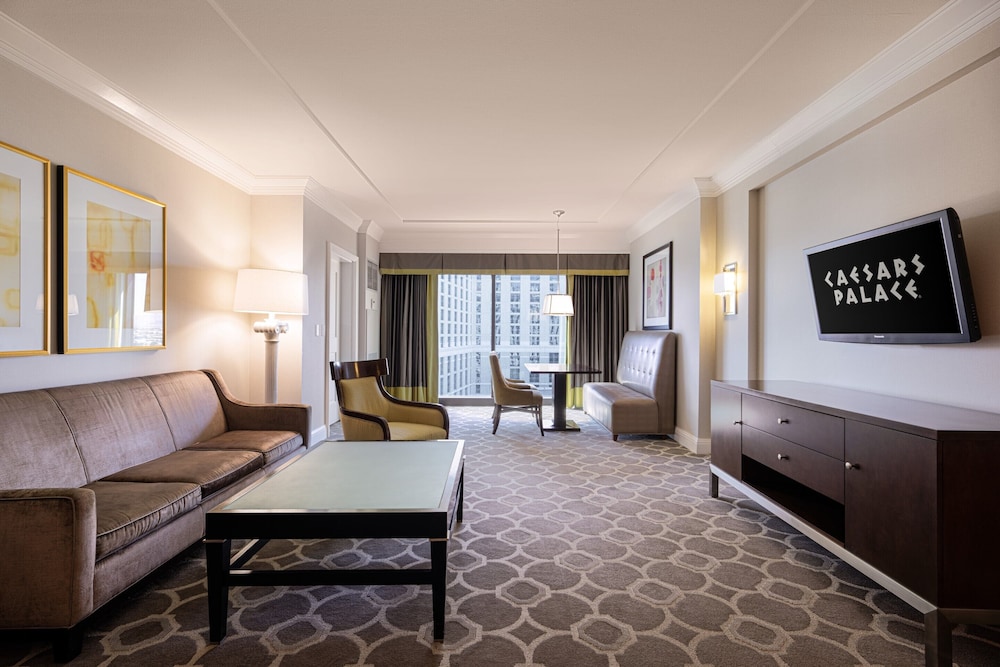 Octavius Executive Suite, 1 King Bed - Photo 1