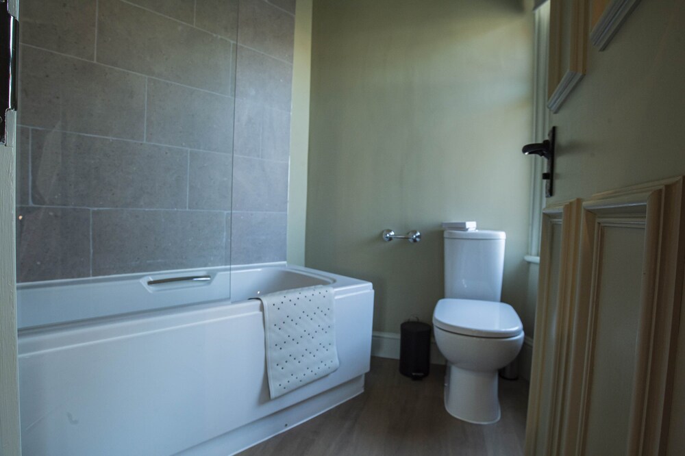Deluxe Suite, Ensuite (Deluxe Family Suite) - Photo 4