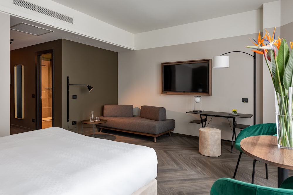 Junior Double Room thumbnail 6
