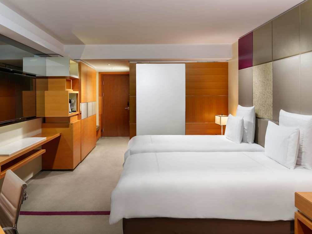 Swiss, Executive Twin Room, 1 Double Bed thumbnail 5