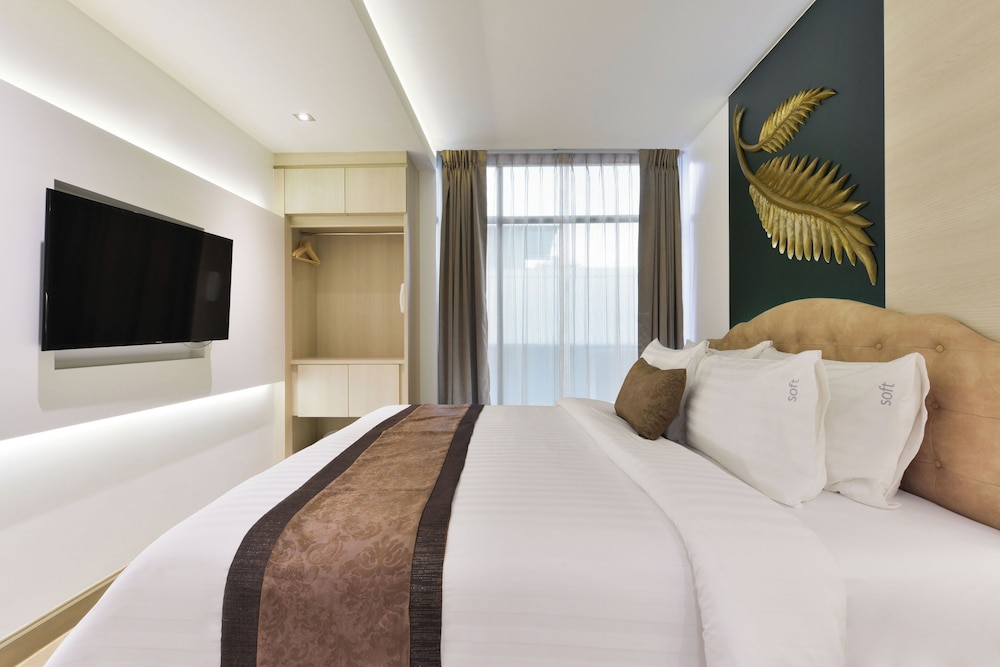 Premier Room, 1 King Bed photo 3