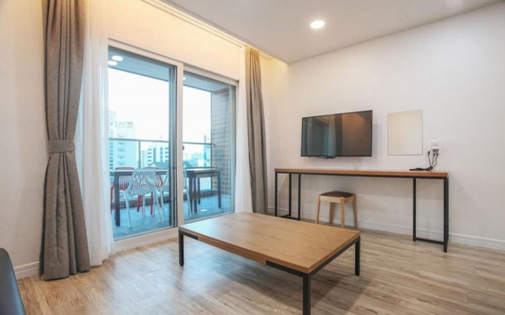 Room (ROOM302)
