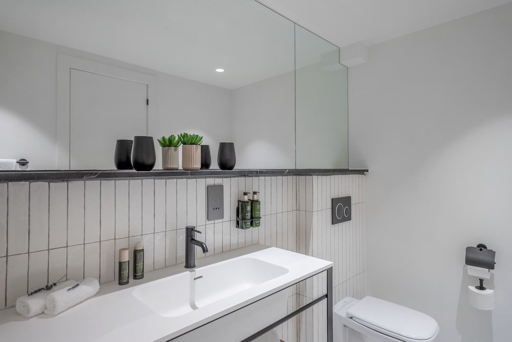The Marylebone Suite with Executive Lounge Access (2+2) thumbnail 6