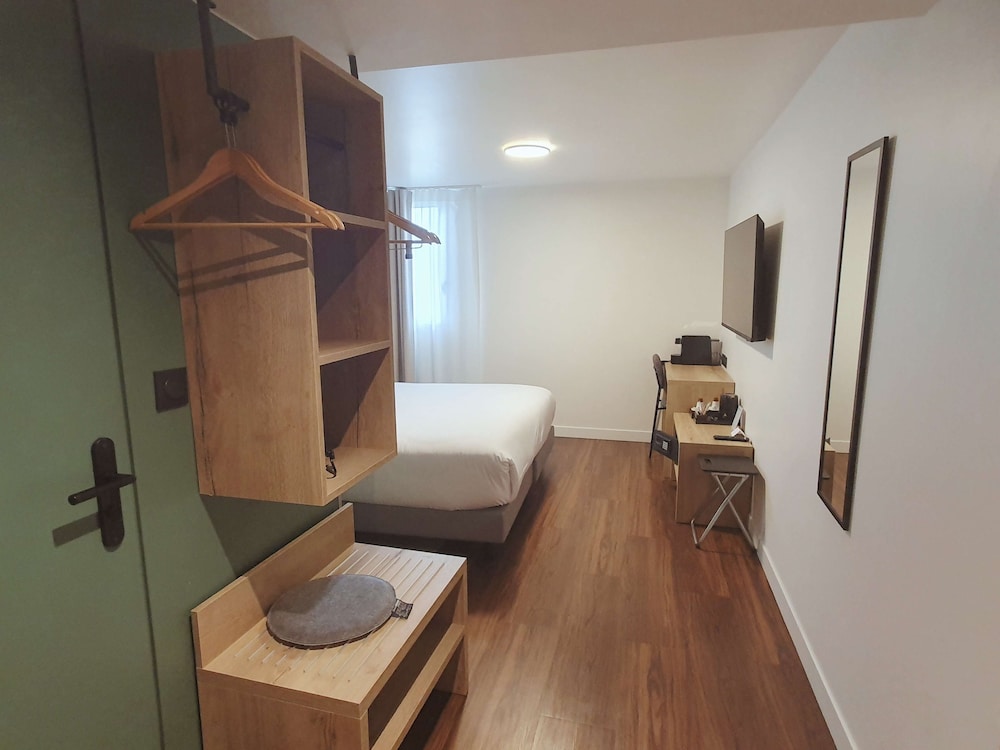 Superior Room, 1 King Bed, Non Smoking (Shower Only) - Photo 3