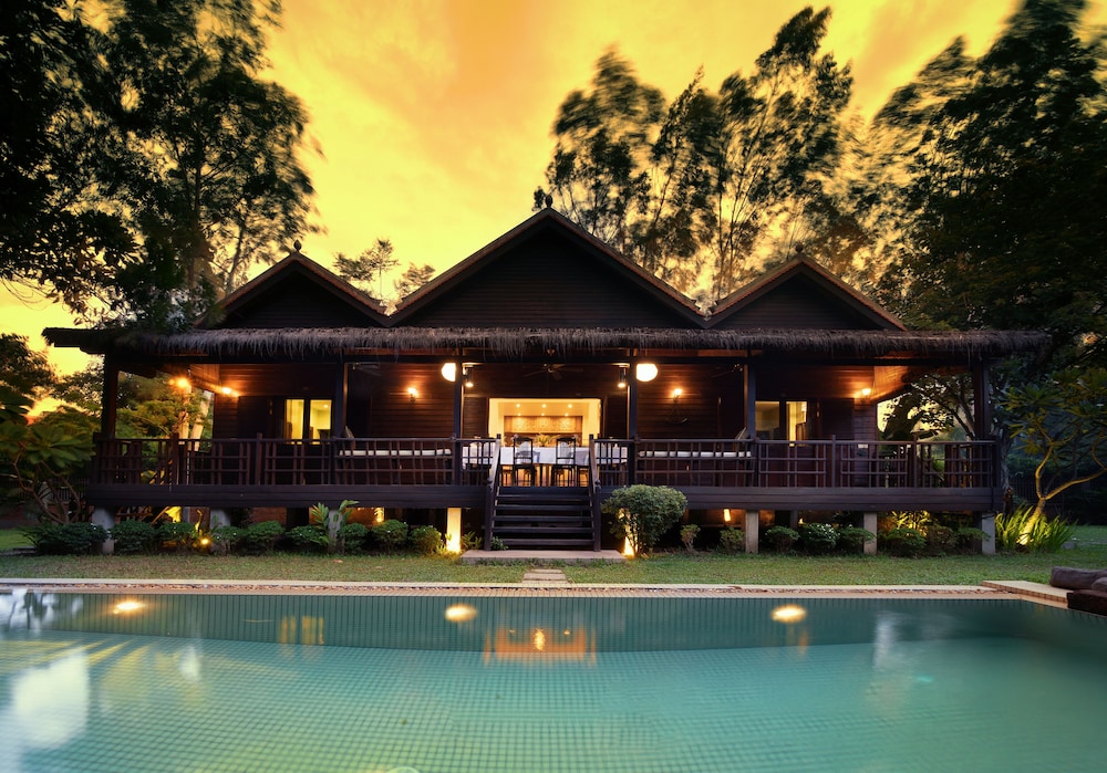 Mane Home with Private Pool - Daily Afternoon Tea + Personal Chef