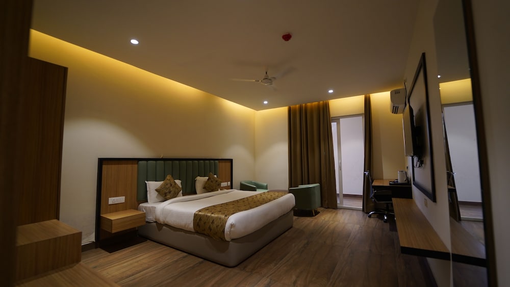 Luxury Double or Twin Room, Balcony, Pool View