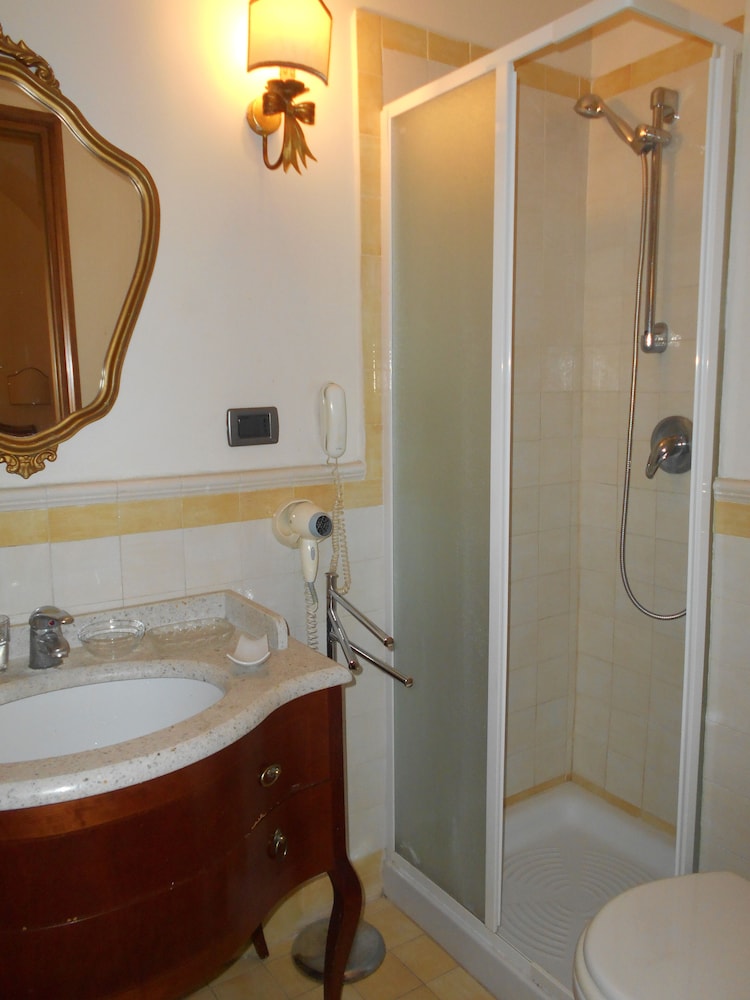 Basic Double Room, Ensuite, Courtyard View photo 3