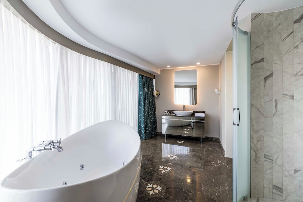 Room, 1 King Bed, Jetted Tub photo 3