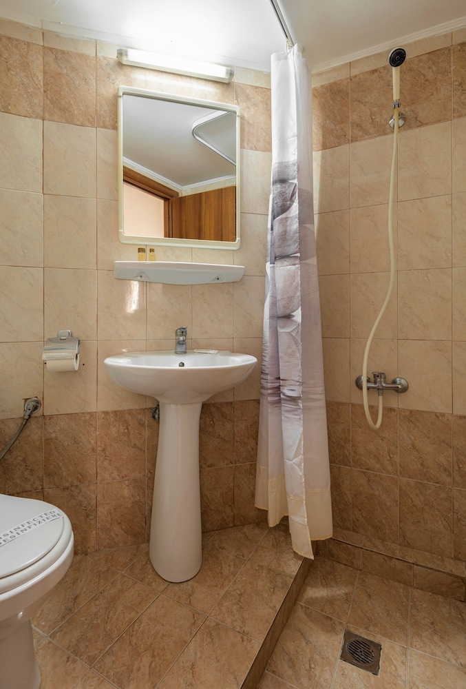 Standard Triple Room - Photo 6
