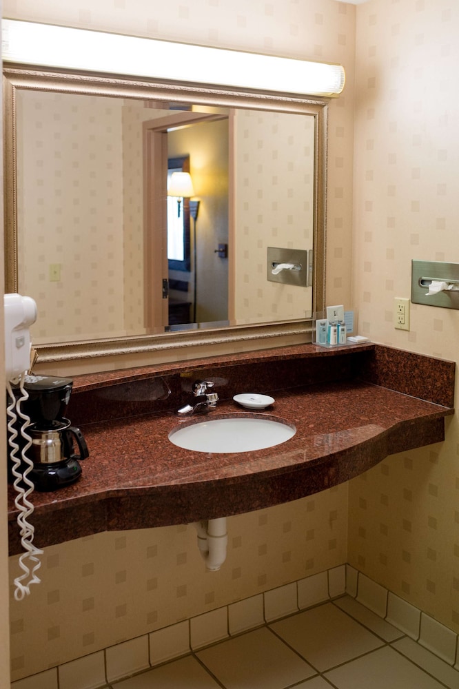 Room, 2 Queen Beds, Accessible, Non Smoking (w/ bathtub) - Photo 7