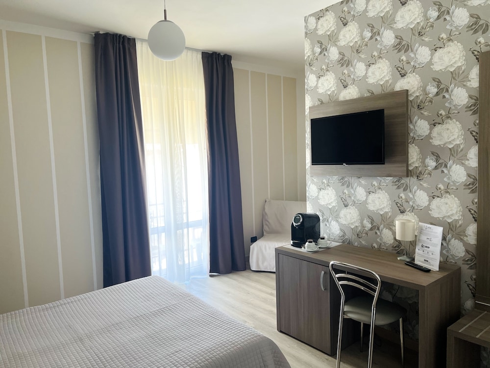 Basic Double Room, 1 Double Bed, Balcony, Partial Lake View