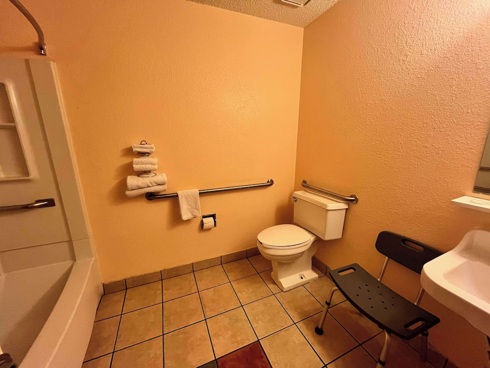Deluxe Room, 1 King Bed, Non Smoking - Photo 10