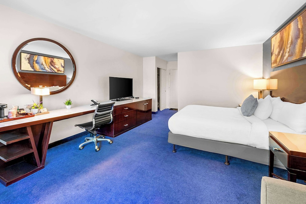 Standard Room, 1 King Bed, Non Smoking - Photo 3
