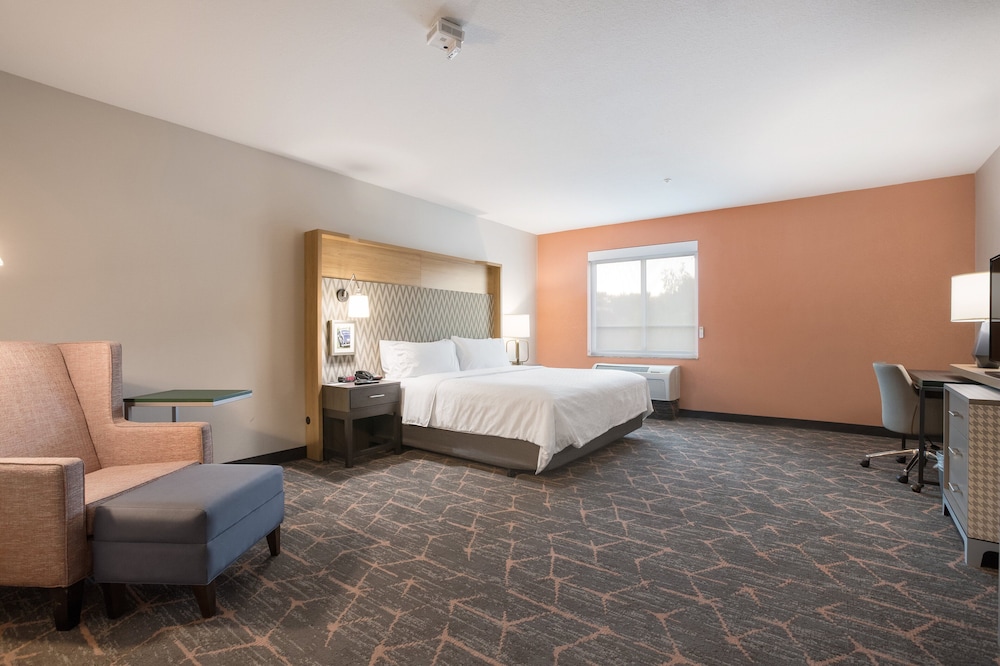 Standard Room, 1 King Bed, Roll-in Shower (Communications) - Photo 3