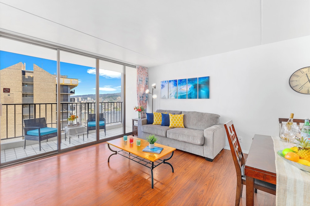 High Floor Ocean View Condo (King Bed and Parking): City Condo, 1 Bedroom, Balcony, Ocean View (0076) photo