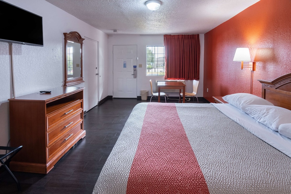Deluxe Room, 1 King Bed, Non Smoking, Refrigerator & Microwave photo 2