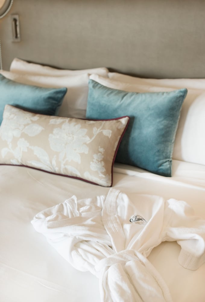 Deluxe Room, 1 King Bed, Courtyard View