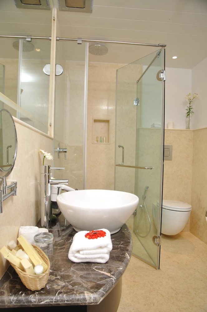 Suite - Photo 2