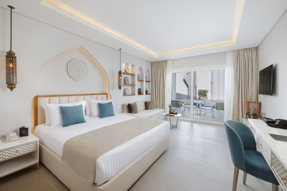 Posh Swim-Up Suite