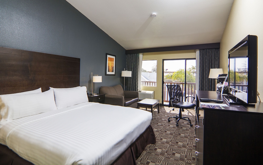 Suite, 1 King Bed With Sofa Bed, Balcony (Wet Bar) photo 2