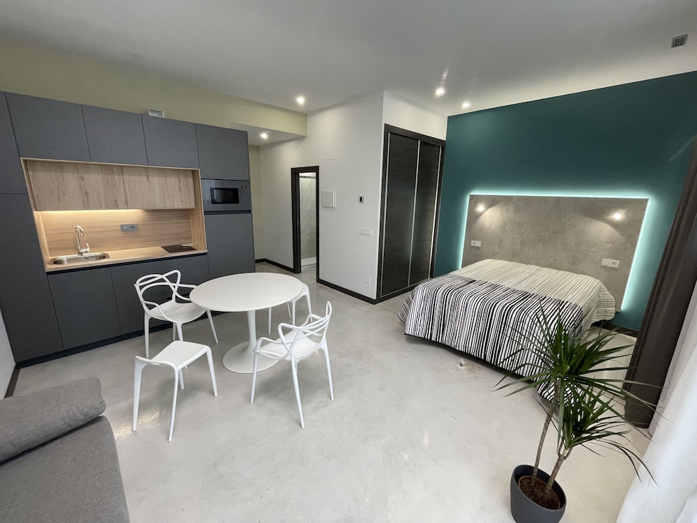 Estudio Económico, con vista al jardín